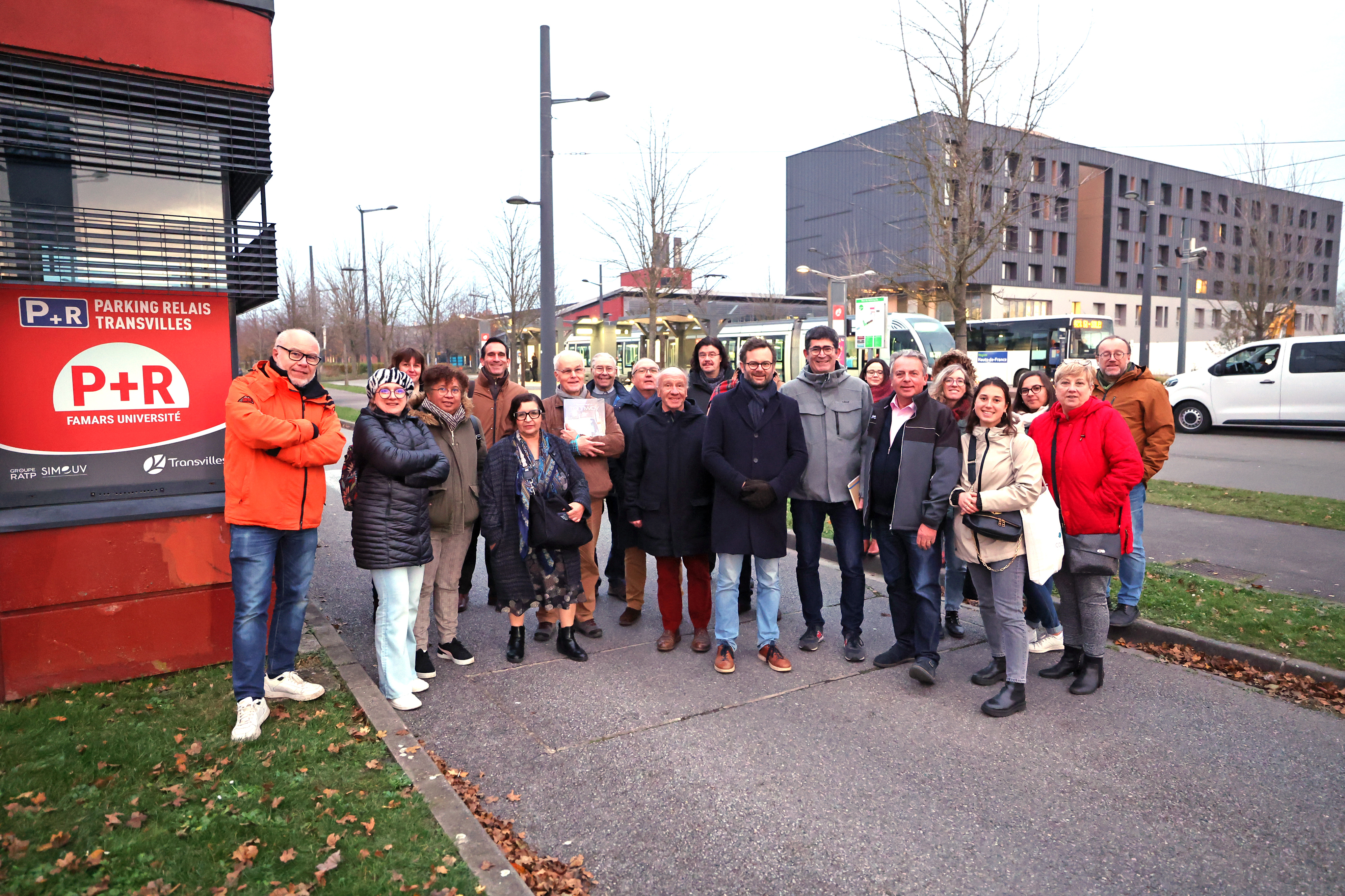 Une photo de groupe a été prise à la fin du voyage. Enthousiastes, élus, techniciens, conseillers experts et habitants ont pu en apprendre davantage sur le l'insertion d'un tramway dans une zone urbaine